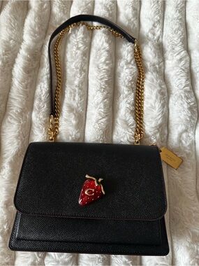 Coach klare Black Leather Shoulder Bag with Red Strawberry Charm CH331